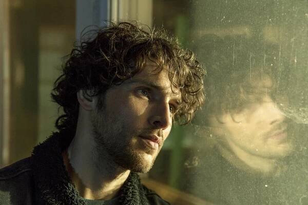Humans - Epizoda 3 - Z filmu - Colin Morgan