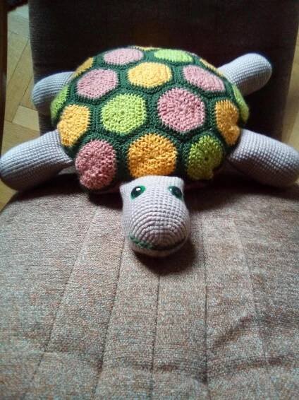 háčkovaný polštářek - želva, průměr krunýře cca 35 cm