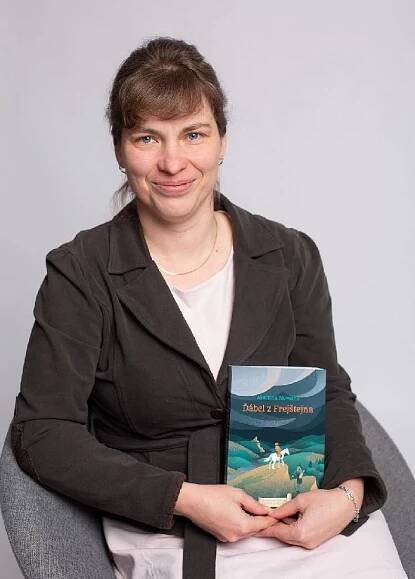 Už jako malá jsem si vymýšlela příběhy a pohádky, říká Martina Novotná – Knižní kavárna