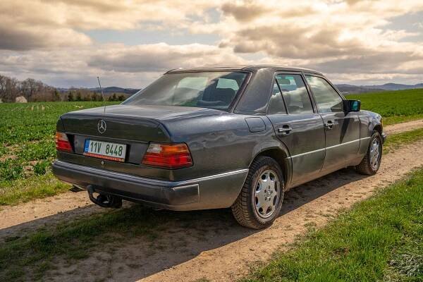 Je nezapomenutelná W124 nejkvalitnější mercedes-benz všech dob? Nebo dokonce nejlepší auto všech dob? Moderní konkurenci zesměšní určitě