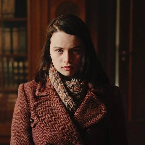 Sophie Scholl (Luna Wedler) im Schulbüro. Sie wurde beim verteilen der Flugblätter erwischt. (Foto: SWR, ©SWR/BR/Sommerhaus/Rebecca Rütten)