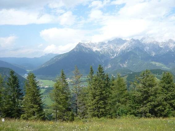 vlevo dole jezero Pillersee, vpravo Loferer Steinberge