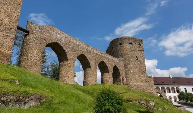 Šumavský hrad Velhartice láká na novou expozici, vypráví o ukrytí korunovačních klenotů