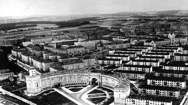 Letecký snímek z výstavby Poruby, která se měla jmenovat Nová Ostrava. V popředí je charakteristický oblouk, který je architektonickou kopií budovy admirality v Leningradu.
