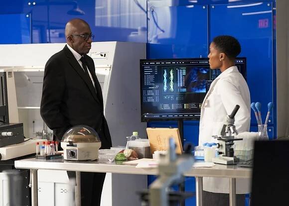 Black Lightning - Kniha tajemství: 3. kapitola: Ohnivý pilíř - Z filmu - Bill Duke, Christine Adams