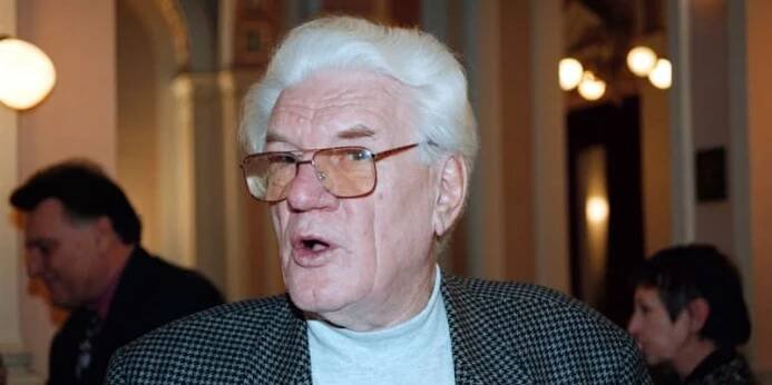 Jaroslav Moučka se narodil v obci Studená u Telče. Otec byl obchodní cestující a matka švadlena. On sám se učil kamnářem, pekařem, knihkupcem, nakonec se vyučil a pracoval jako strojní zámečník a soustružník. Od mládí se však věnoval i ochotnickému divadlu.