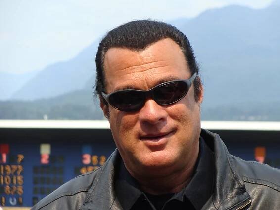 HEREC STEVEN SEAGAL SA STAL ČLENOM STRANY SPRAVODLIVÉ RUSKO