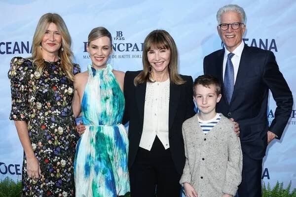 Herečka Laura Dernová, herečka Leden Jones, herečka Mary Steenburgenová, Xander Dane Jones a herec Ted Danson přijíždějí na čtrnáctou výroční letní párty Oceana SeaChange, která se konala 23. října 2021 v soukromé rezidenci v Laguna Beach v Kalifornii — Stock obrázek