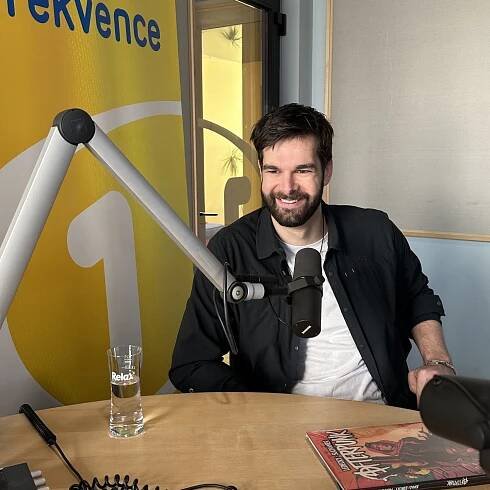 Jonáš Ledecký: Obrazy mám raději barevné, ale komiks kreslím po staru tužkou na papír | Host Frekvence 1