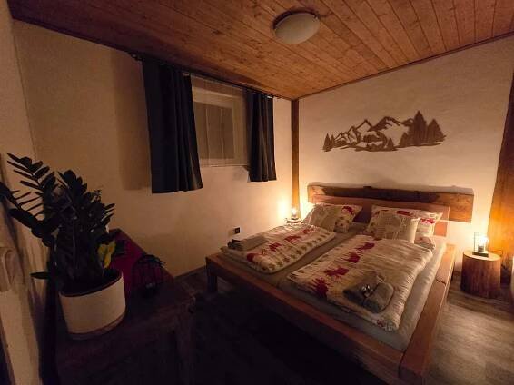 Ložnice s manželskou postelí - pronájem chalupy Mikulovice - foto 7