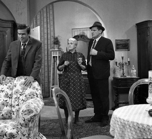 Jak chodí babičky spát - Z filmu - Eduard Cupák, Vlasta Jelínková, Jaroslav Moučka