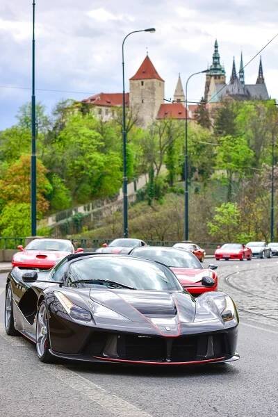 Foto: Prahou projelo 35 supersportů v celkové hodnotě 370 milionů. Oslavily 70. let Ferrari