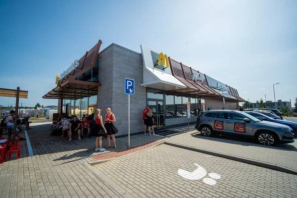 VIDEO: Pobočka řetězce McDonald’s ve Znojmě hlásí otevřeno. Přišla spousta lidí