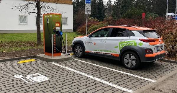 Elektromobilita v Česku zrychluje. U bezemisních pump ČEZ na Vysočině načerpaly elektromobily loni o 66 % více energie
