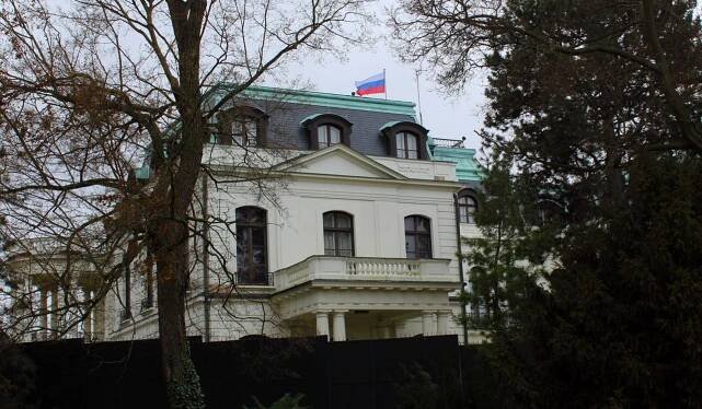 Cizinec se u ruské ambasády v Praze polil hořlavinou. Vyhrožoval ...