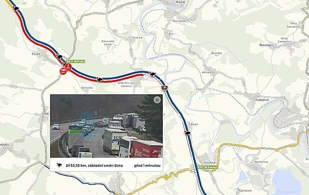 Dálnici D1 na Benešovsku uzavřela převrácená dodávka, blokovala oba pruhy