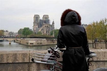 Dary na Notre-Dame si miliardáři mohou odepsat z daní. Macron mezitím chystá ‚velký třesk‘ namířený proti elitám