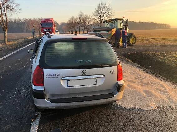 Jednotka HZS Mělník zasahovala u dopravní nehody osobního… | POŽÁRY.cz - ohnisko žhavých zpráv | hasiči aktuálně