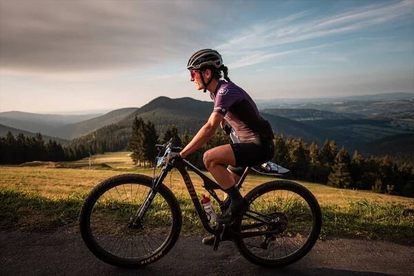 Harrachov uzavřel Český pohár XCM 2023, Adel i Kalašová obhájili prvenství - Český pohár - Zpravodajství - MTBS.cz