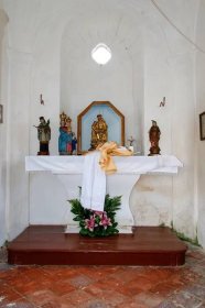 Před kaplí sv. Anny ve Vochově byl požehnán nový kříž - Diecéze plzeňská 