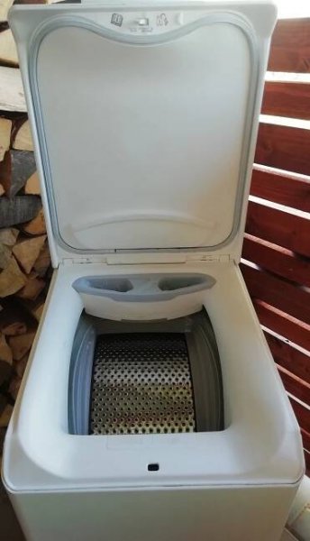 Prodám velmi zachovalou pračku Zanussi na 6kg prádla, horní plněni, rozměry: 40 × 89 × 60 cm (Š×V×H), původní cena 7500Kč