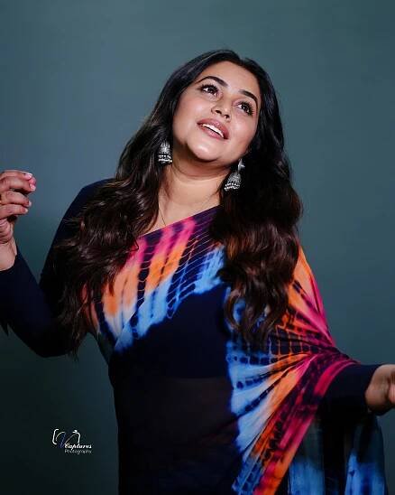 shamna-kasim-in-black-saree-with-multicolor-border-design-photos-008