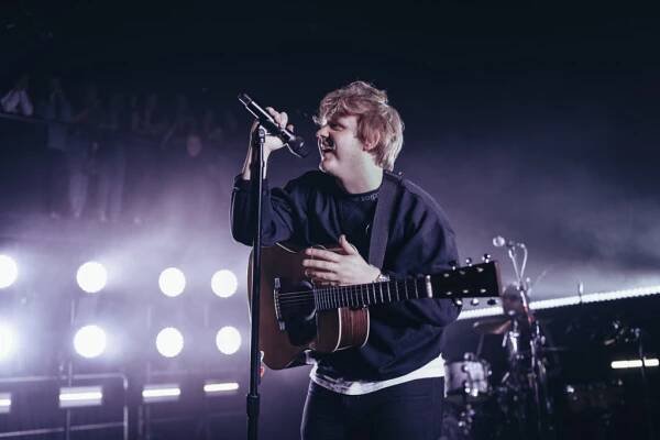 VIDEO: Lewis Capaldi se vrací na scénu s emotivní baladou Survive