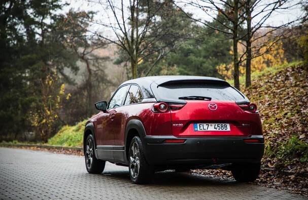 Stylovka do města: Elektrická Mazda MX-30 má své kouzlo, ale obstojí jen na krátké vzdálenosti