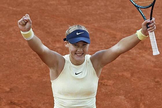 Ruská tenistka Mirra Andrejevová slaví výhru ve čtvrtfinále Roland Garros.