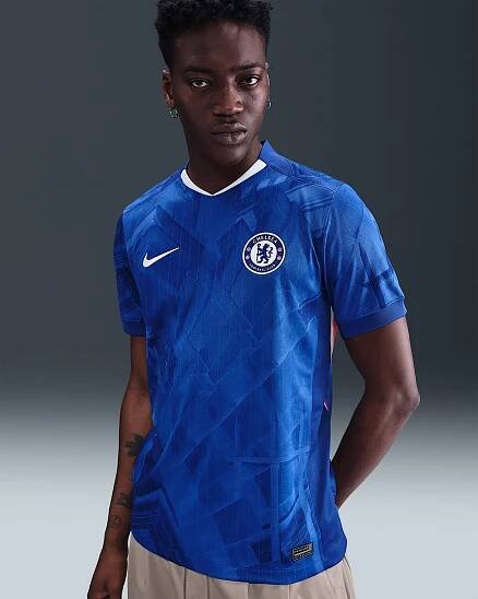 Replika pánského domácího fotbalového dresu Nike Dri-FIT Chelsea FC Stadium 2025/26 - Rush Blue/Bílá/Speed Red/Bílá