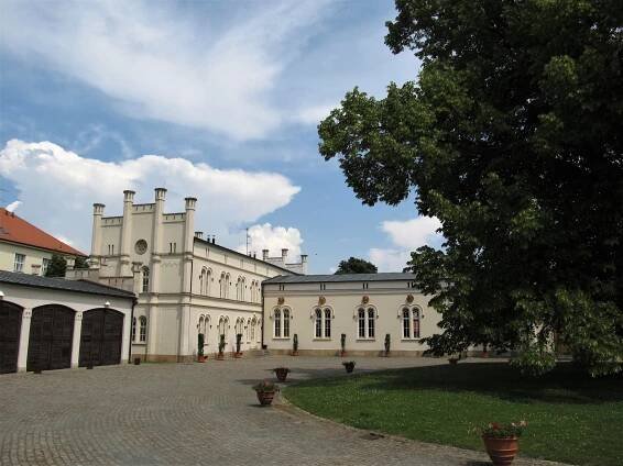 Soubor:Zámek Lány, konírny.jpg – Wikipedie