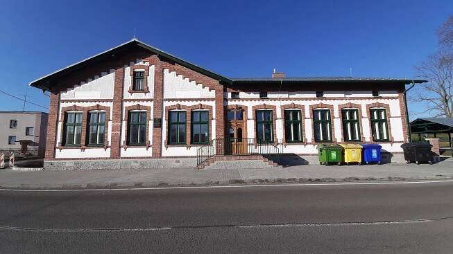 Dělnický dům z roku 1908 v Albrechticích po rekonstrukci, v sále přibyl balkon!