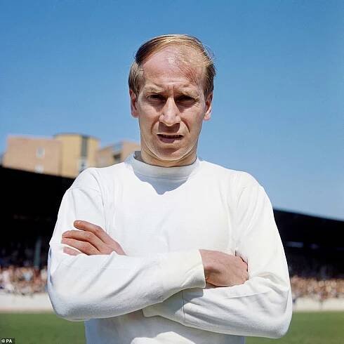 Up to 1,000 guests, including some of the biggest names in British football, have started to arrive to honour the 86-year-old 1966 World Cup winner and Manchester United hero.