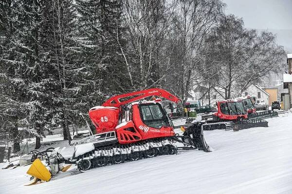 Letošní jaro je nezvykle bohaté na sníh. V Deštném v Orlických horách se ještě dnes prohánějí na svazích skialpinisté.