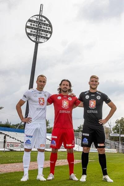 Votroci mají nové dresy, poprvé „na tělo“ | FC Hradec Králové