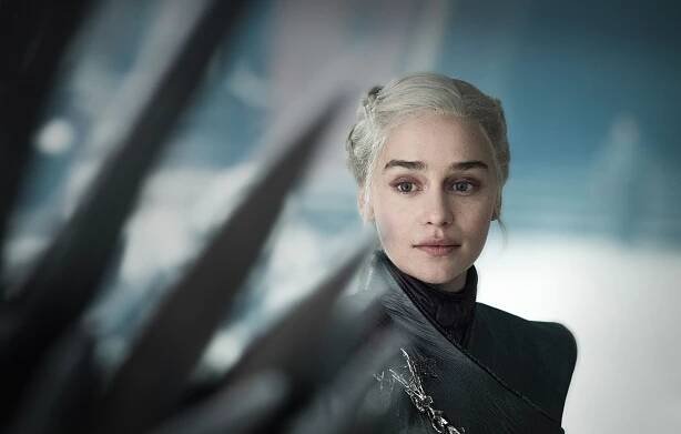 Video: Nahá Emilia Clarke ve Hře o trůny! Proč k tomu byla donucena?