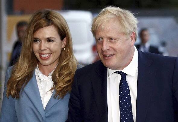 Johnson bojuje o přežití, jeho „vydřička“ za ekologii. Na sjezd vynesla „etický“ kabát