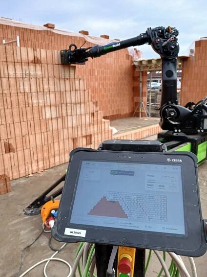 Zdící robot pomáhá stavět nové sportoviště Jihočeské univerzity