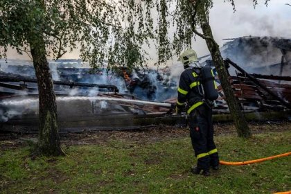 VIDEO: Na farmě v Klokočově hořela stodola, koně stihl vyvést majitel
