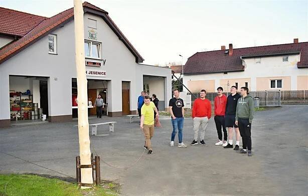 Stavění máje a pálení čarodějnice 30.4.2023 - Oficiální stránky obce Jesenice