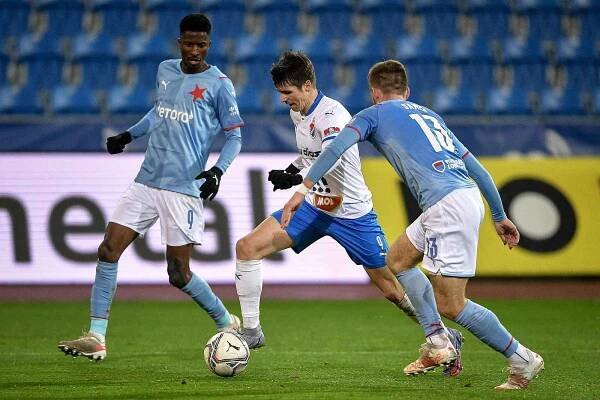 Utkání 19. kola první fotbalové ligy: Baník Ostrava - Slavia Praha, 19. prosince 2021 v Ostravě. (střed) David Buchta z Ostravy a Daneil Samek z Prahy.