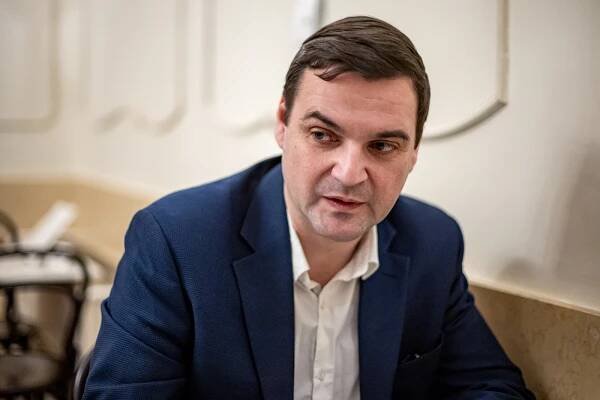 Z toho, že Babiš přivedl komunisty k moci, viním Fialu, říká Petr Macinka