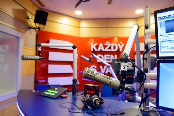 Nejposlouchanějším rádiem v Česku byl v pololetí opět Radiožurnál. Nejvyšší nárůst má Radiožurnál Sport