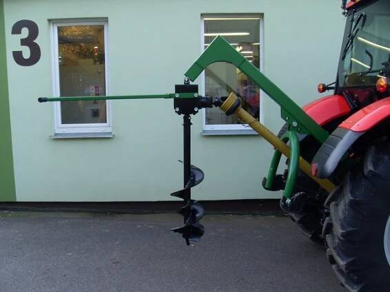 Půdní vrták za traktor