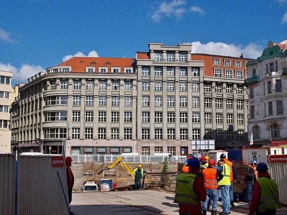 Soubor:Škodův palác a Quadrio 2.jpg