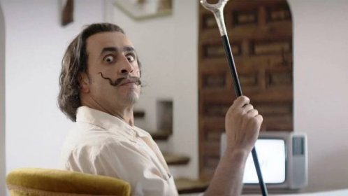 Fandové Salvadora Dalího se zblázní. V nové komedii je malíř za nesoudného ješitu. A čůrá v ní piano