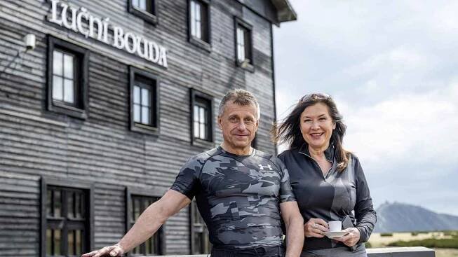 Majitelé Luční boudy v Krkonoších Stanislav Beneš a Klára Sovová