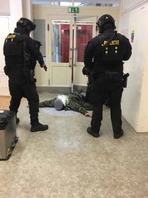 Zpacifikování ozbrojeného muže v areálu polikliniky v Kartouzské ulici v Praze 5.