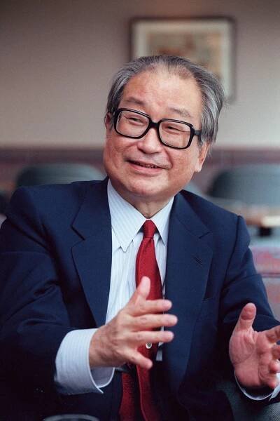 Komatsu Sakyō, born in Osaka in 1931, made his debut in SF Magazine in 1962. According to his 2006 autobiography, at that time he had written 17 novels. He died in July 2011 at the age of 80. Photo taken in 1992. (© Jiji)