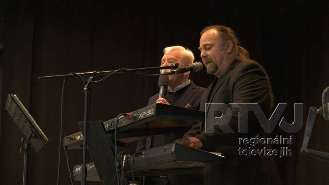 Senioři z Týnce si zazpívali s Karlem Hegnerem | RTVJ - Regionální televize Jih